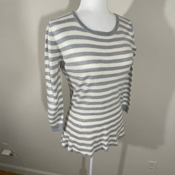 Metaphor sz sm sweater gray/ white back button accent - Picture 7 of 12